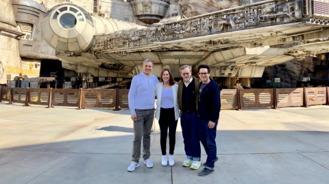 Steven Spielberg et J.J. Abrams en visite au Galaxy's Edge